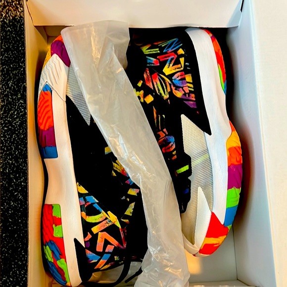Zion basketball shoes - Picture 1 of 6